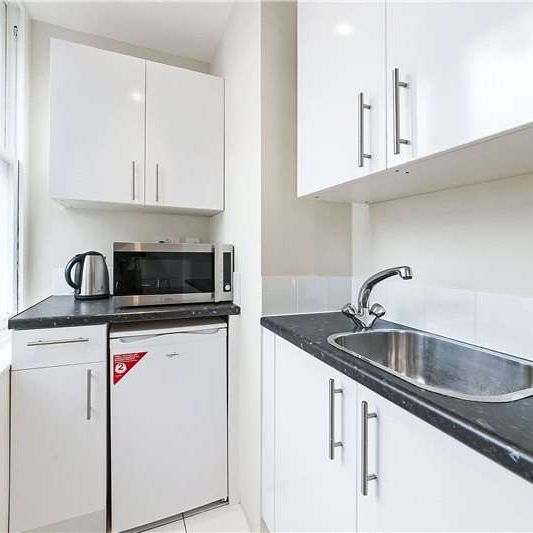 A modern studio apartment, set in the heart of Mayfair benefiting from a porter and lift access. - Photo 1