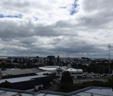 Stylish 1-Bedroom Apartment in Mount Eden, Auckland - Photo 2