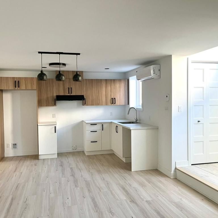 Maison Jumelée, 1/2 sous-sol, 4 1/2, 1000pi2. - Photo 1
