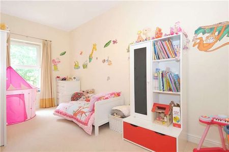 Four bedroom town house in a convenient location for the town centre. - Photo 3