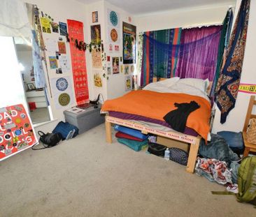 4 bedroom end of terrace house to rent - Photo 3