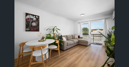 Renovated unit in convenient Kedron location - water included in rent - Photo 2