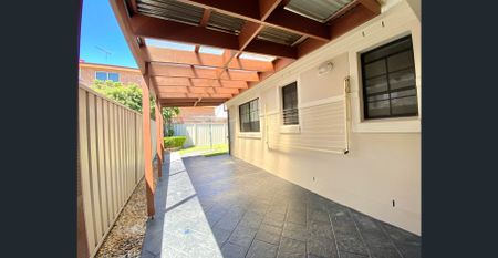 EXECUTIVE STYLE 3 BEDROOM HOME !! - Photo 2