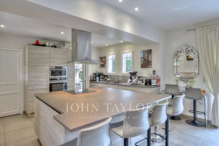 Maison à louer Mougins, Cote d'Azur, France7 500 EUR / Mois - Photo 3