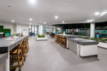 MODERN 2 BEDROOM 2 BATHROOM APARTMENT - Photo 2