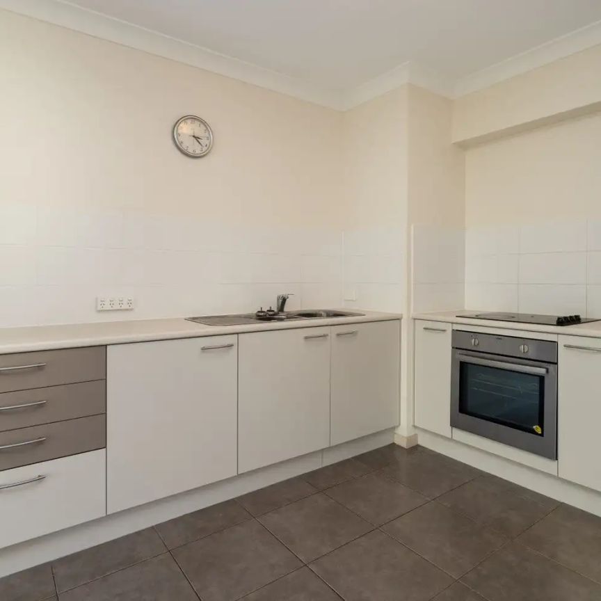 “3 bed 3 Ensuites Great Location” - Photo 1