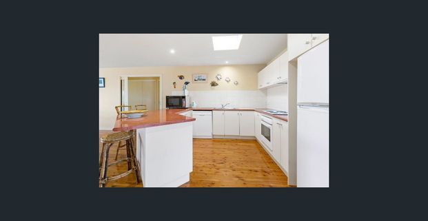 Adorable beach retreat with en-suites off every room - Photo 1