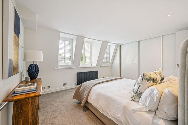 A beautifully appointed duplex apartment with a private terrace, set within an elegant white stucco villa on sought-after Holland Park. - Photo 1
