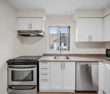 77 Lakeshore Road West - Photo 1