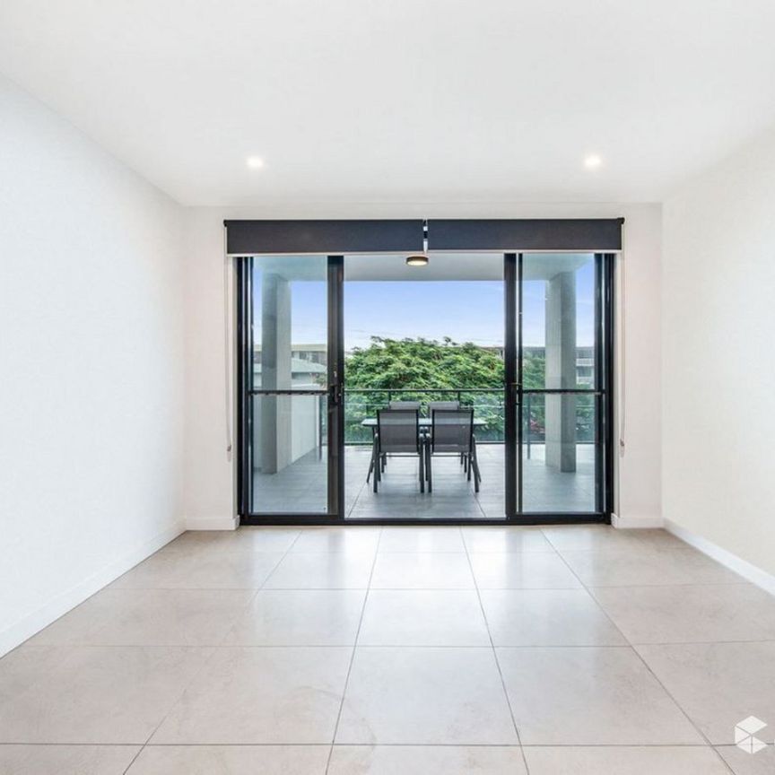 Spacious Two Bedroom Apartment - Convenient Location!! - Photo 1