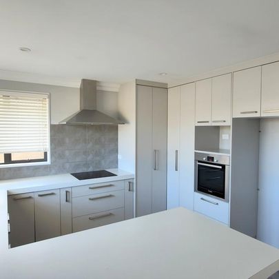 Modern comfort, fantastic location! - Photo 1