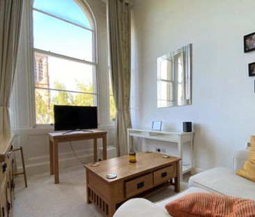 A 1 bedroom furnished flat, situated on Pembroke Road, giving easy ... - Photo 1