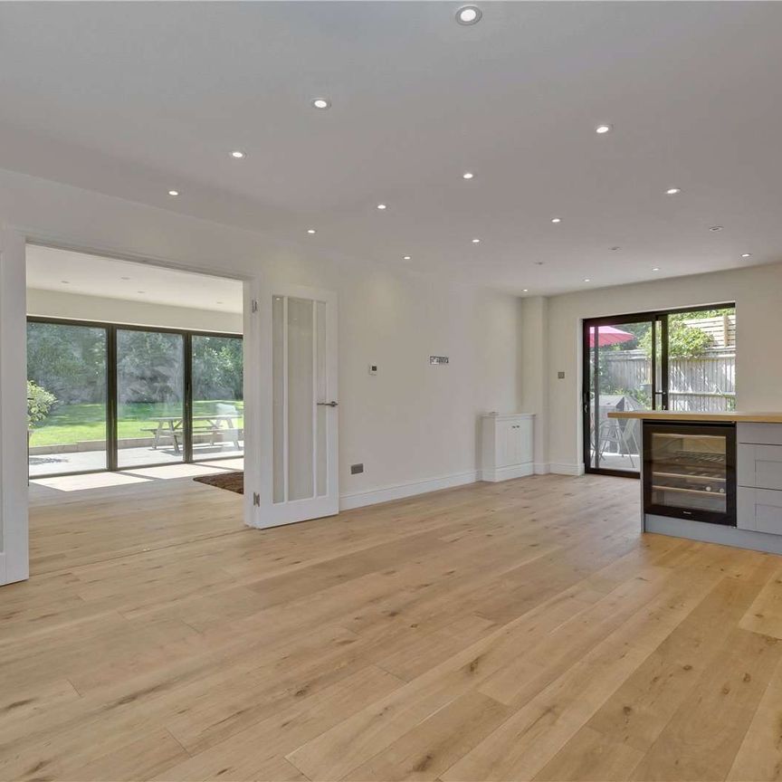 A recently refurbished detached home in a fantastic location. - Photo 1