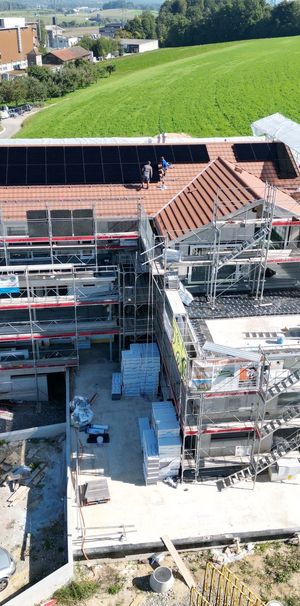 "Erstvermietung moderne 2.5-Zimmer- Attika-Wohnung mit Terrasse und Aussicht" - Photo 2