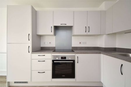 A modern three bedroom family home with private garden and parking - Photo 3
