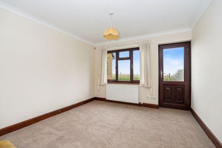 5 bedroom detached house to rent - Photo 2