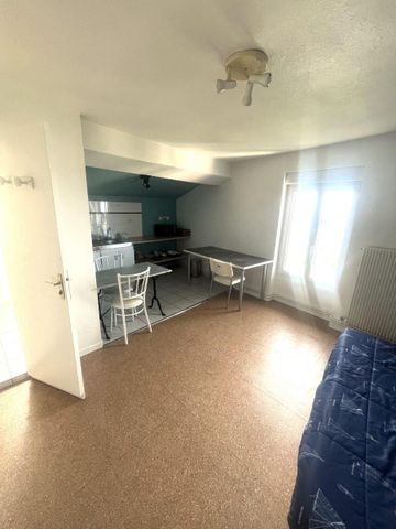 Location Appartement 21m² ST ETIENNE 42000 - Photo 2