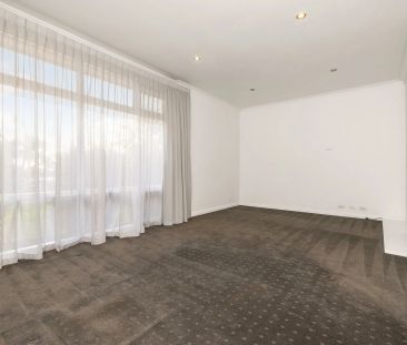 UNFURNISHED - Charming Solid-brick Home with Treetop Views - Photo 4