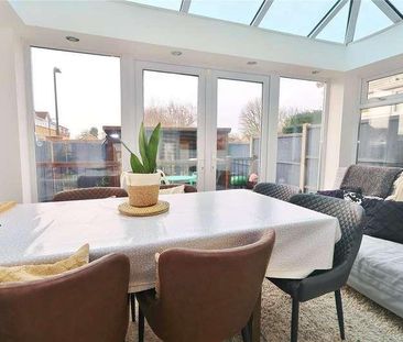 Gray Place, Ottershaw, Chertsey, Surrey, KT16 - Photo 3