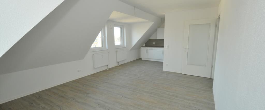 Schöne 2 Zimmer Wohnung Im DG mit Balkon! - Foto 1