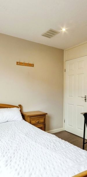 2 Bed End Terrace, Auckland Close, NG7 - Photo 2