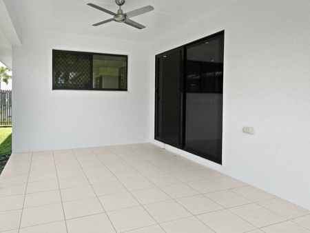 Bright & Spacious Living by the Beach - Photo 3