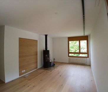 Oberste, modernisierte neuwertige 4-Zi-Wohnung mit verglastem Balkon - Photo 3