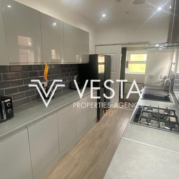 1 bedroom in a house share to rent - Photo 1