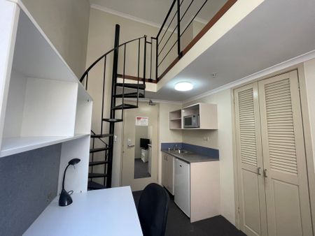 Fully Furnished Loft Apartment in the Heart of Broadway Student Precinct - Photo 4