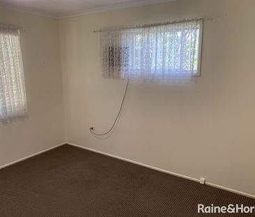 Spacious Family Home in a Quiet Cul-de-Sac! - Photo 5