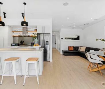 Beautifully Renovated Coastal Beach House � Fully Furnished Short-T... - Photo 1