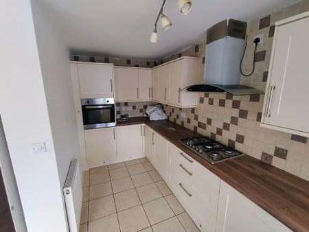 3 bedroom semi-detached house to rent - Photo 2
