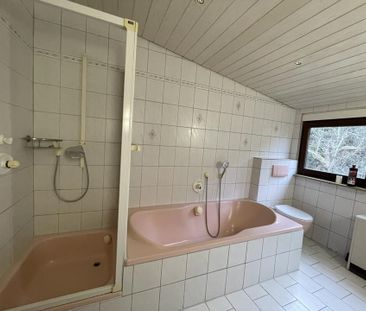 Wohnen mit Weitblick – 3-4-Zi.-Dachgeschosswohnung mit Loggia! - Photo 3
