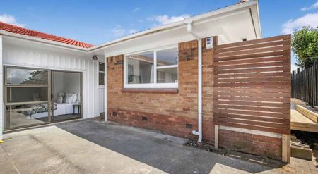 Beautiful 3-Bedroom Home with Rumpus Room in Prime Papatoetoe Location! - Photo 5