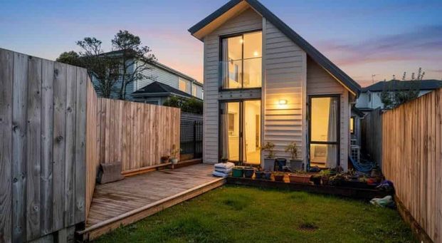 Luxury 3-Bedroom Home with Golf Course Views - Photo 1