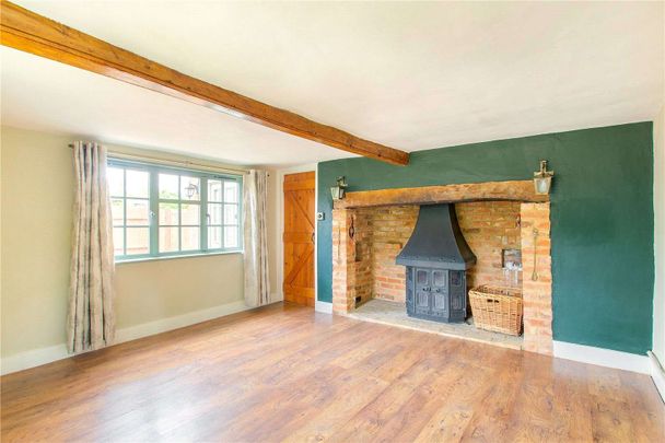 Detached family home in a sought-after village with conservatory and summer house - Photo 1