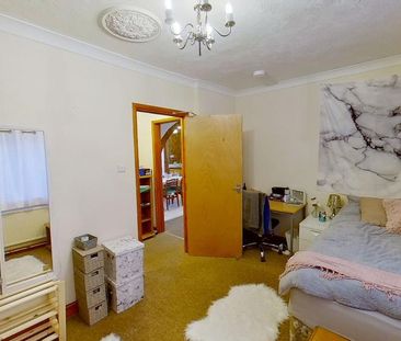 5 bedroom semi-detached house to rent - Photo 4