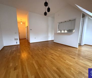 Provisionsfrei: Schöne 57m² DG-Wohnung mit Einbauküche und Lift - 1... - Photo 2