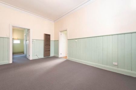 Charming and Spacious Home in the Heart of Yarraville - Photo 2