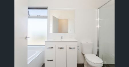 SPACIOUS & MODERN 3 BEDROOM LOW MAINTENANCE TOWNHOUSE - Photo 5