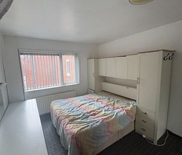 Room in a Shared House, Strathmore Avenue, LS9 - Photo 2