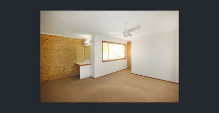 Spacious 2 bedroom townhouse in a great location! - Photo 5