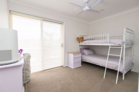 3 Bedroom townhouse with ducted air-conditioning and communal pool - Photo 2