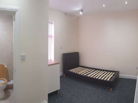 Brand New En-Suite Rooms Near Russell's Hall Hospital - Photo 2