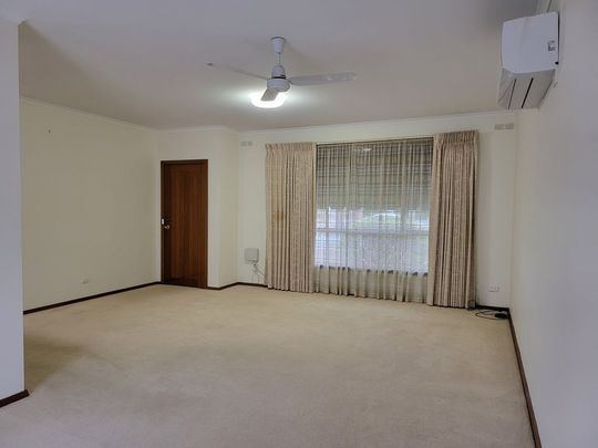 Spacious & Central Townhouse! - Photo 1