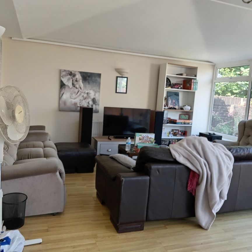 5 Bed Detached House, Padwell Road, SO14 - Photo 1