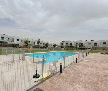 Jardín privado, diseño y luz | Chalet de esquina único en Boadilla - Photo 3