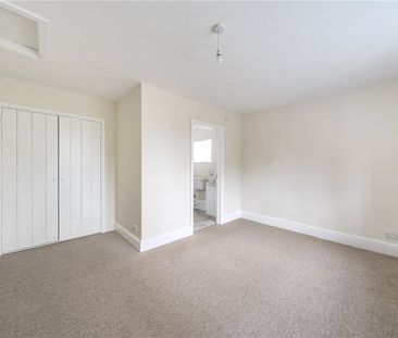A pretty period detached house in the popular village of Mells with... - Photo 4