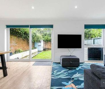 Field Common Lane, Walton-on-thames, Surrey, KT12 - Photo 3