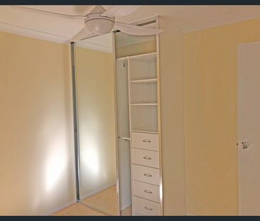 🏡 Lovely Family Home in Leafy Street - Photo 1